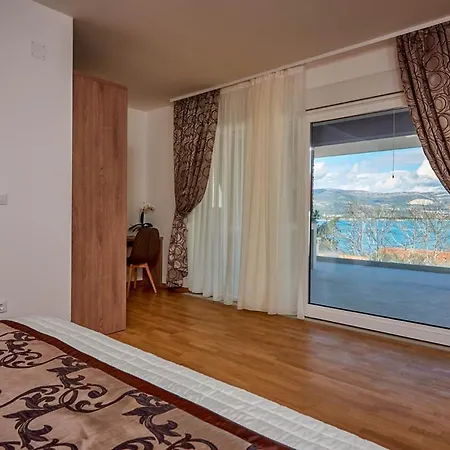 Arbanija Sleeps 8 With Pool Air Con And Wifi Trogir