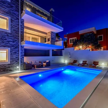 Villa Arbanija Sleeps 8 With Pool Air Con And Wifi
