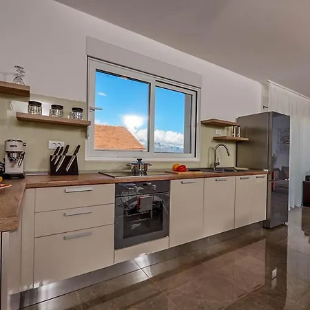 Arbanija Sleeps 8 With Pool Air Con And Wifi