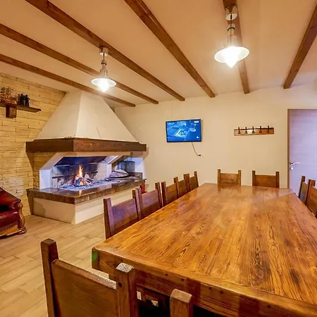 Arbanija Sleeps 8 With Pool Air Con And Wifi