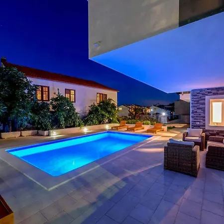 Villa Arbanija Sleeps 8 With Pool Air Con And Wifi